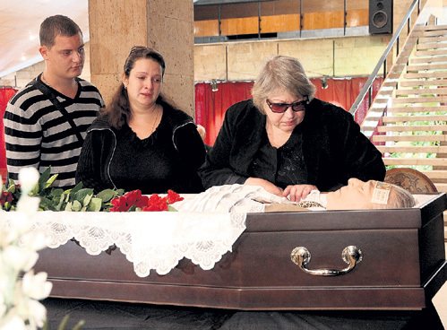 Вдова актёра Людмила, дочка Надежда и её любимый мужчина прощаются с Александром Борисовичем