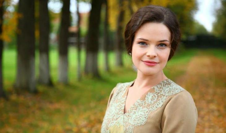 Вес в 52 кг лишь подчеркивает её обаяние