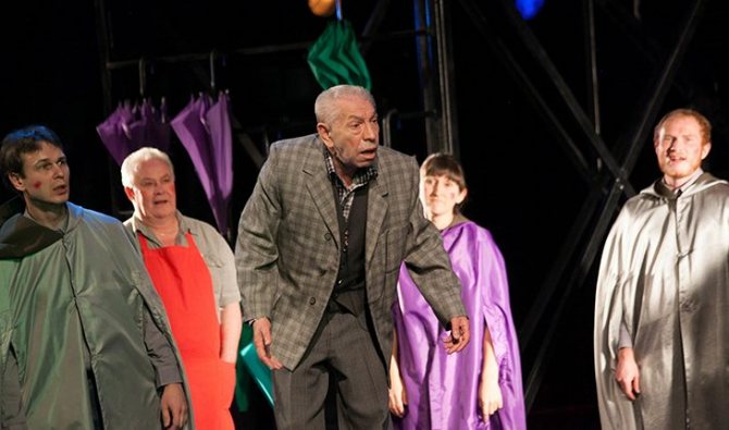 Владимир Толоконников на сцене театра