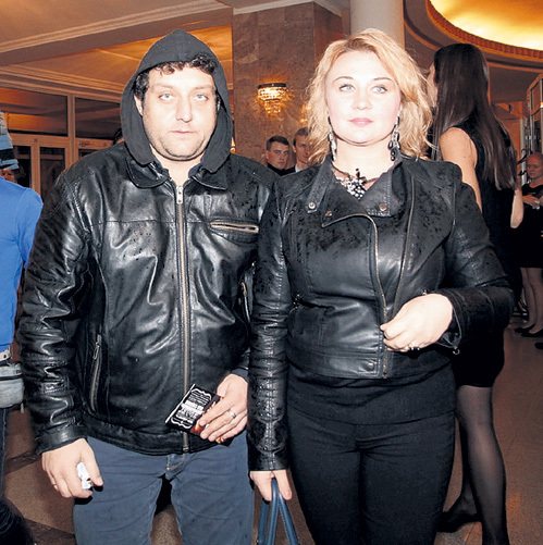 Вторая супруга Лариса подарила актёру и телеведущему двух дочек...