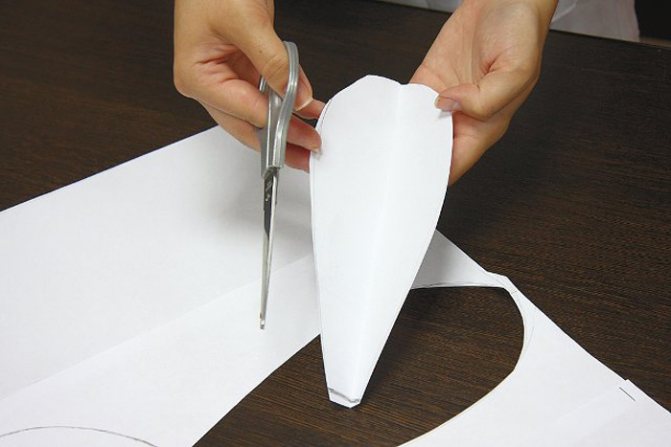 Вырезаем лепестки цветка для свадебного конкурса