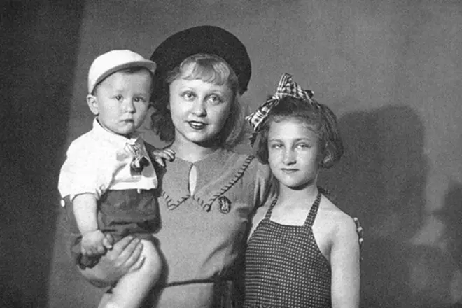 Янина Жеймо с детьми