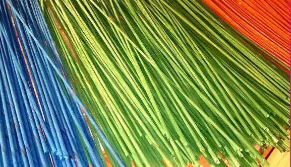 чем красить газетные трубочки для плетения