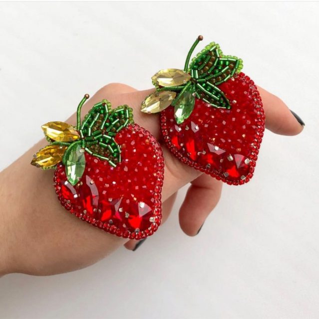 Клубника из бисера может использоваться в качестве аксессуаров