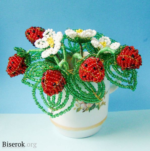 Клубника из бисера в пошаговом мастер-классе для начинающих и схемах плетения