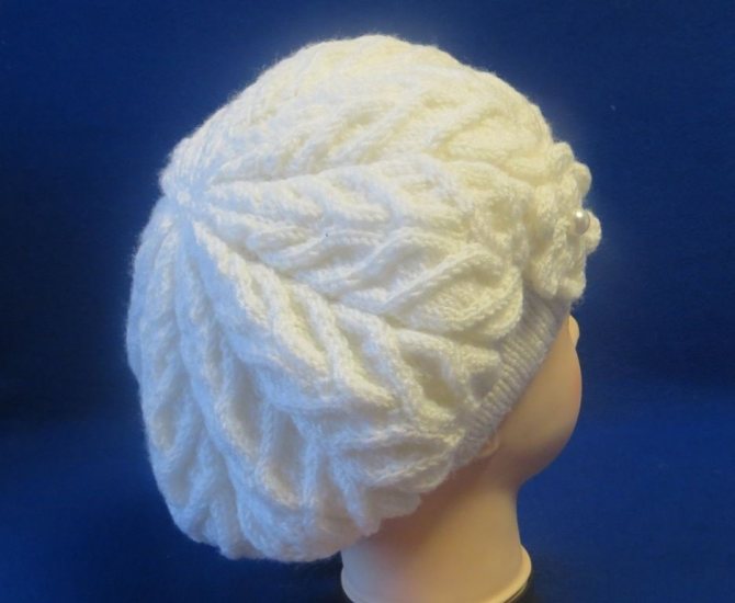Связанный спицами берет герда на манекене